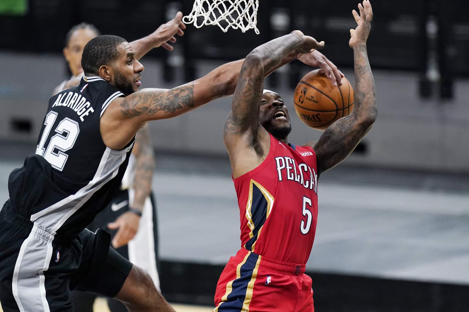 AP source: LaMarcus Aldridge to sign with Brooklyn Nets