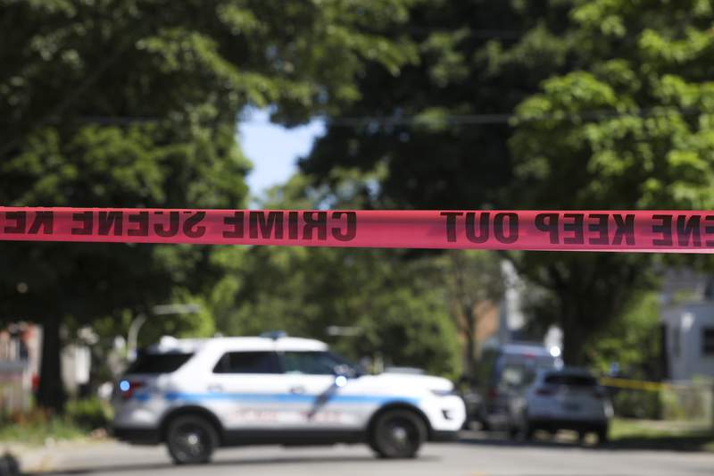 Police: 4 dead, 4 hurt in shooting on Chicago's South Side