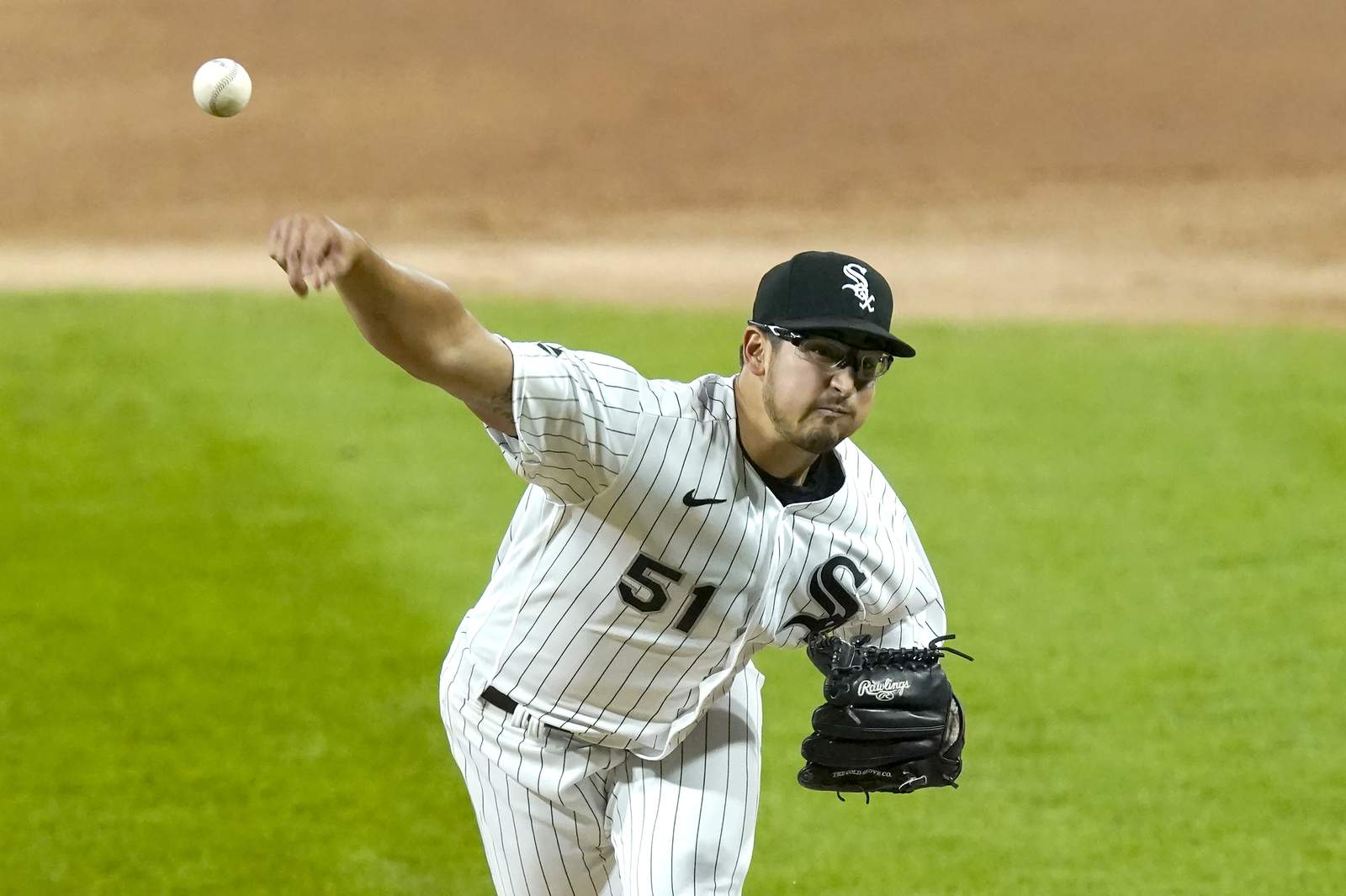 Dunning pitches White Sox past Twins for 6th straight win