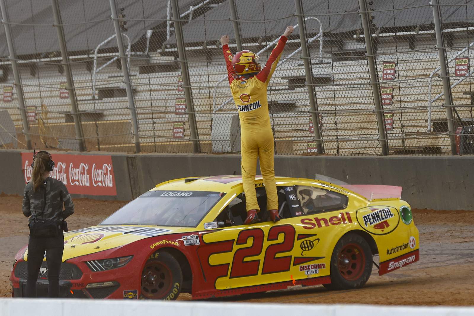 Logano takes the checkered flag in a haze of Bristol dirt