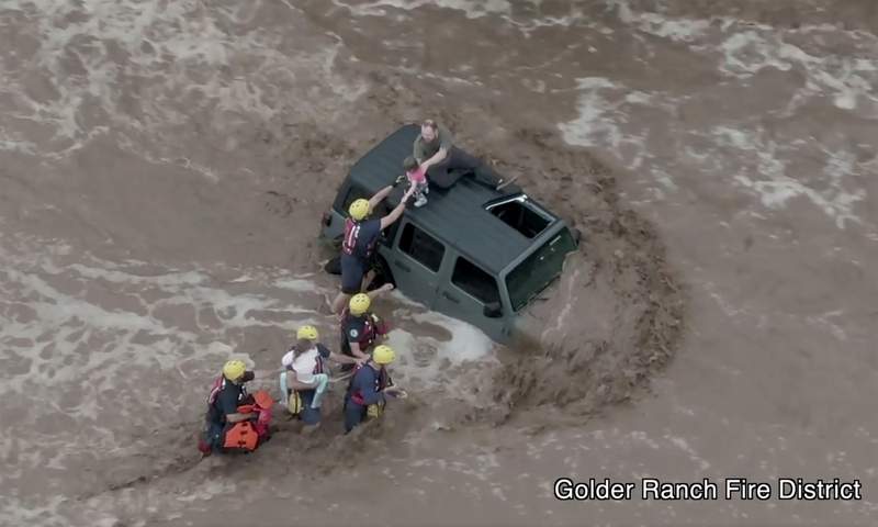 Flash flooding sweeps Arizona; 1 rafter dead in Grand Canyon