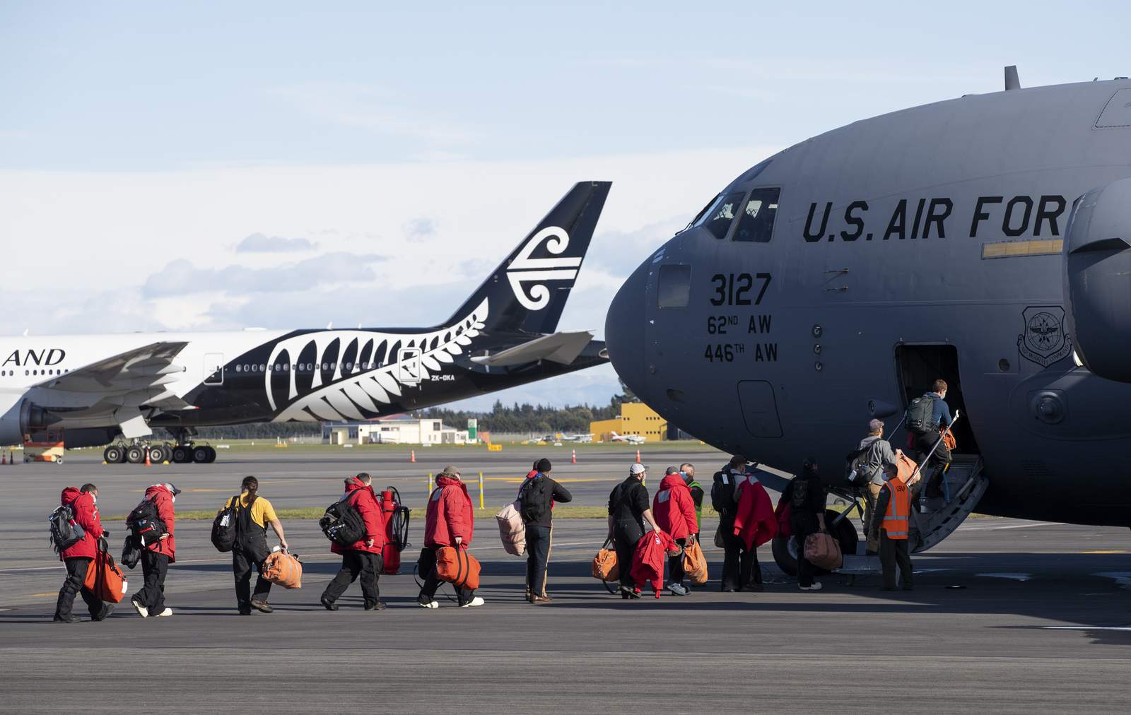 First US spring flight to Antarctica aims to keep out virus