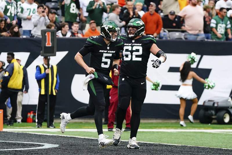 White steps in, leads Jets to wild 34-31 win over Bengals