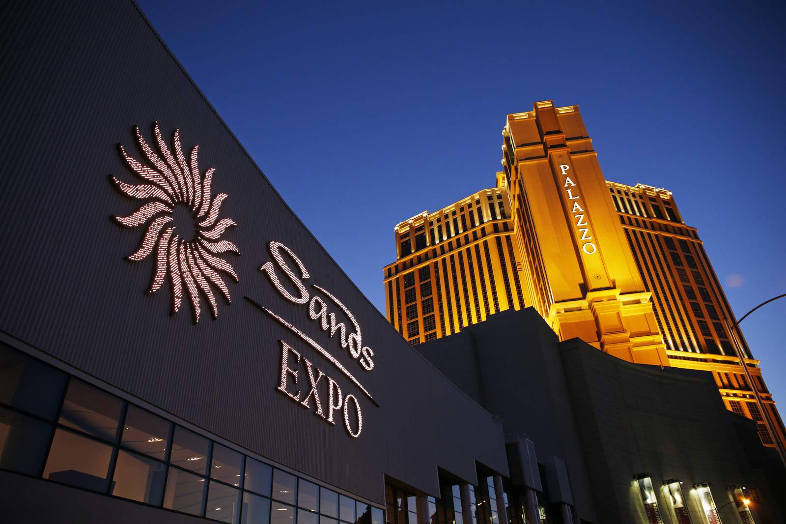 Without Adelson, Las Vegas Sands posts $299 million loss