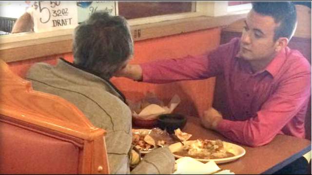 Waiter's compassion toward man with no hands goes viral