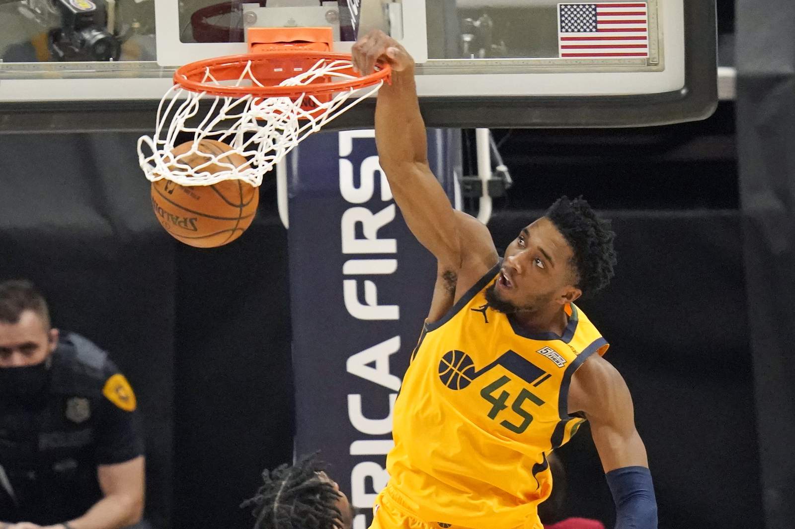 Jazz set records for 3s in 132-110 rout of Hornets