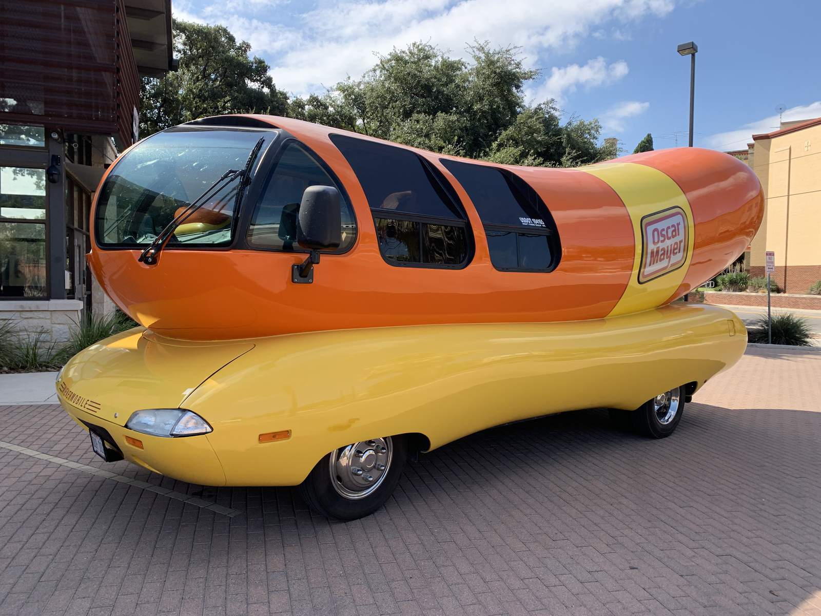Oscar Mayer hiring team to drive Wienermobile across US
