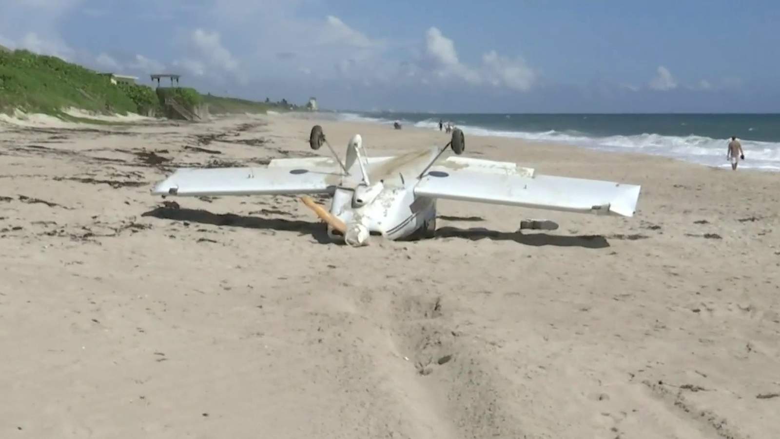 Experimental plane crashes on Melbourne Beach, injuring 1