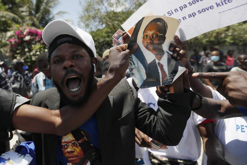 Hundreds greet Aristide on return to troubled Haiti