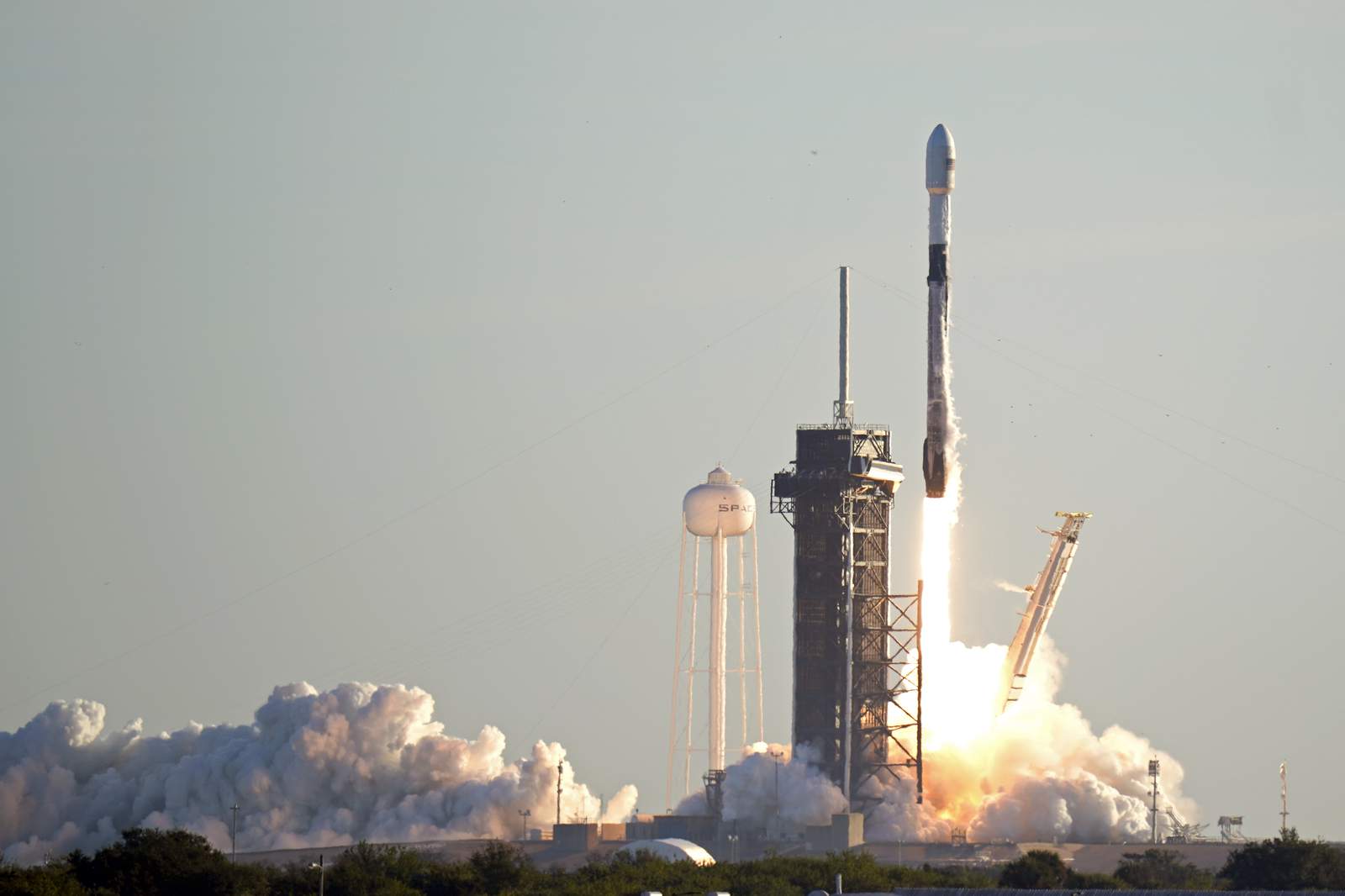 „SpaceX“ pirmadienį paleis dar vieną „Starlink“ palydovų partiją