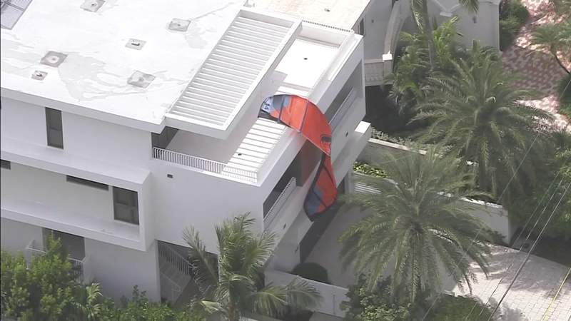 Florida kite surfer killed: High winds slam man into a house