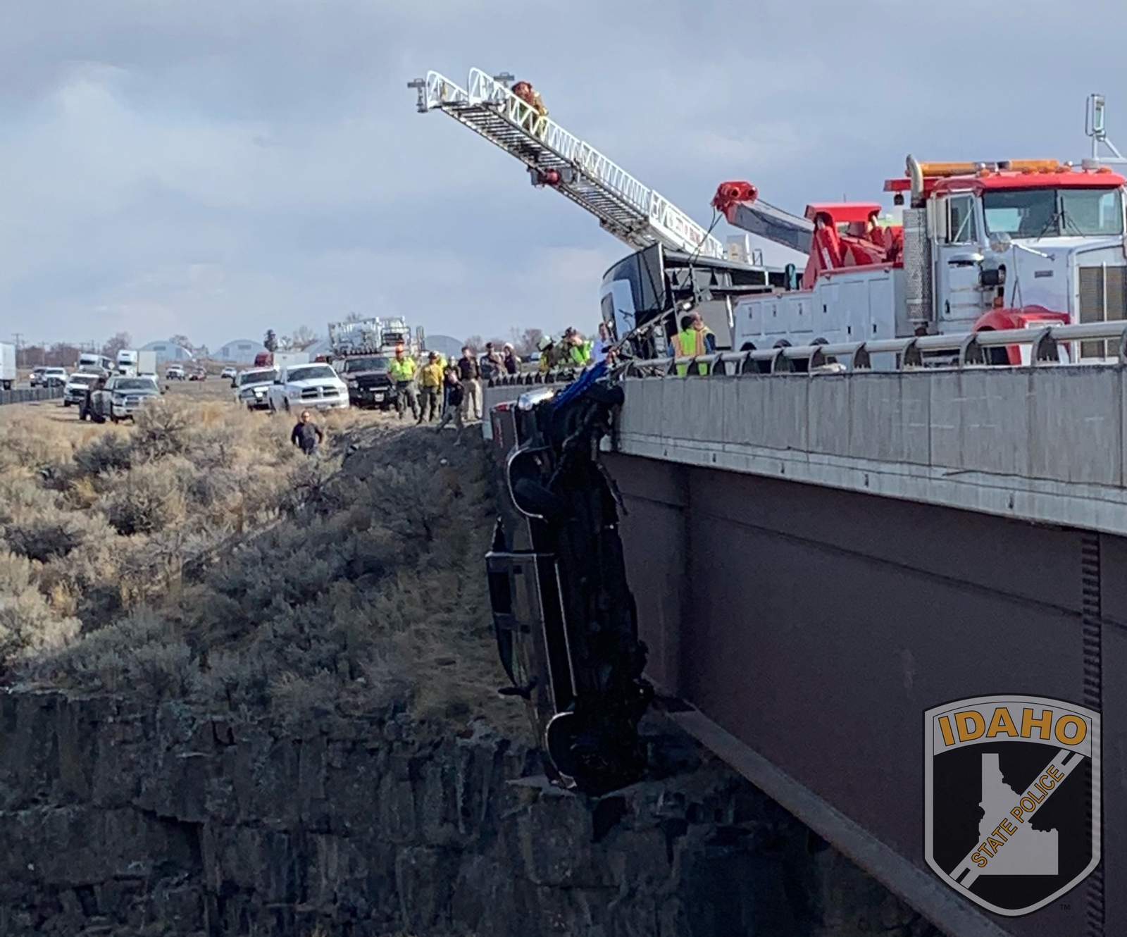 Rescuers save 2 from pickup dangling over deep Idaho gorge