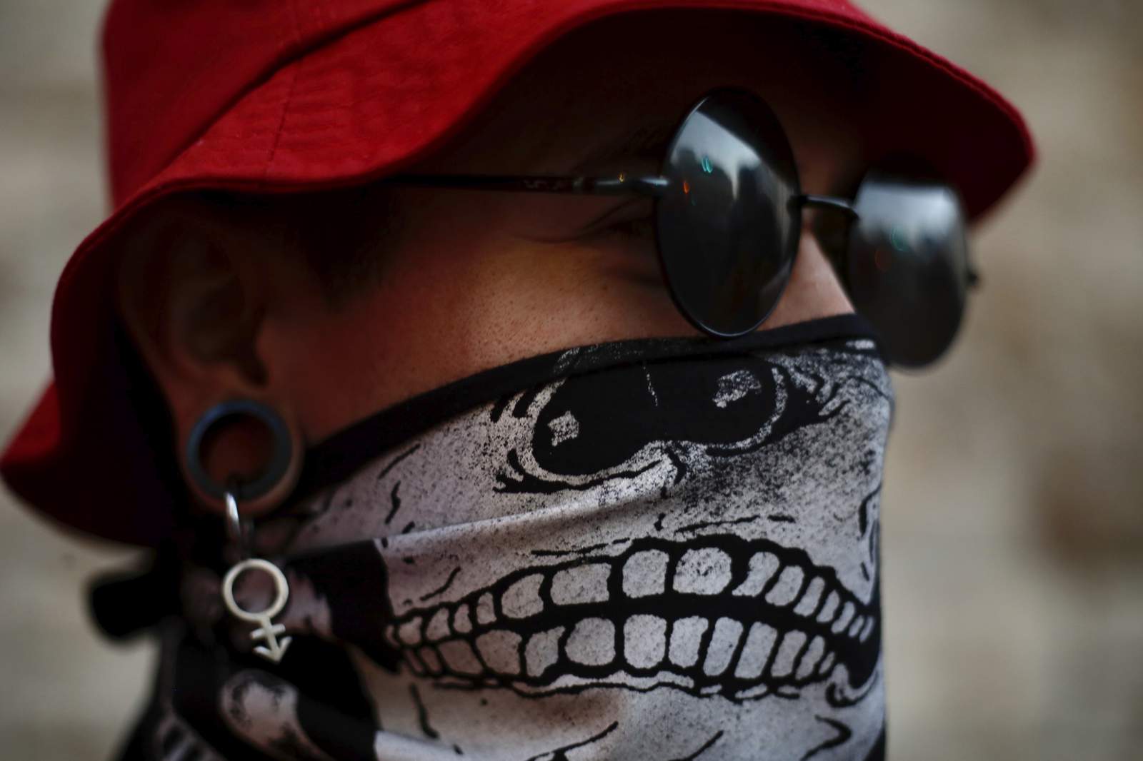 Study: Neck gaiter worse than not wearing mask. Here’s why