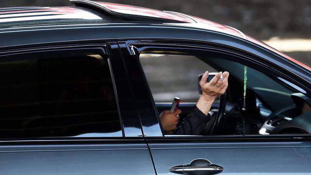 Florida lawmaker files bill to require drivers to put down phones