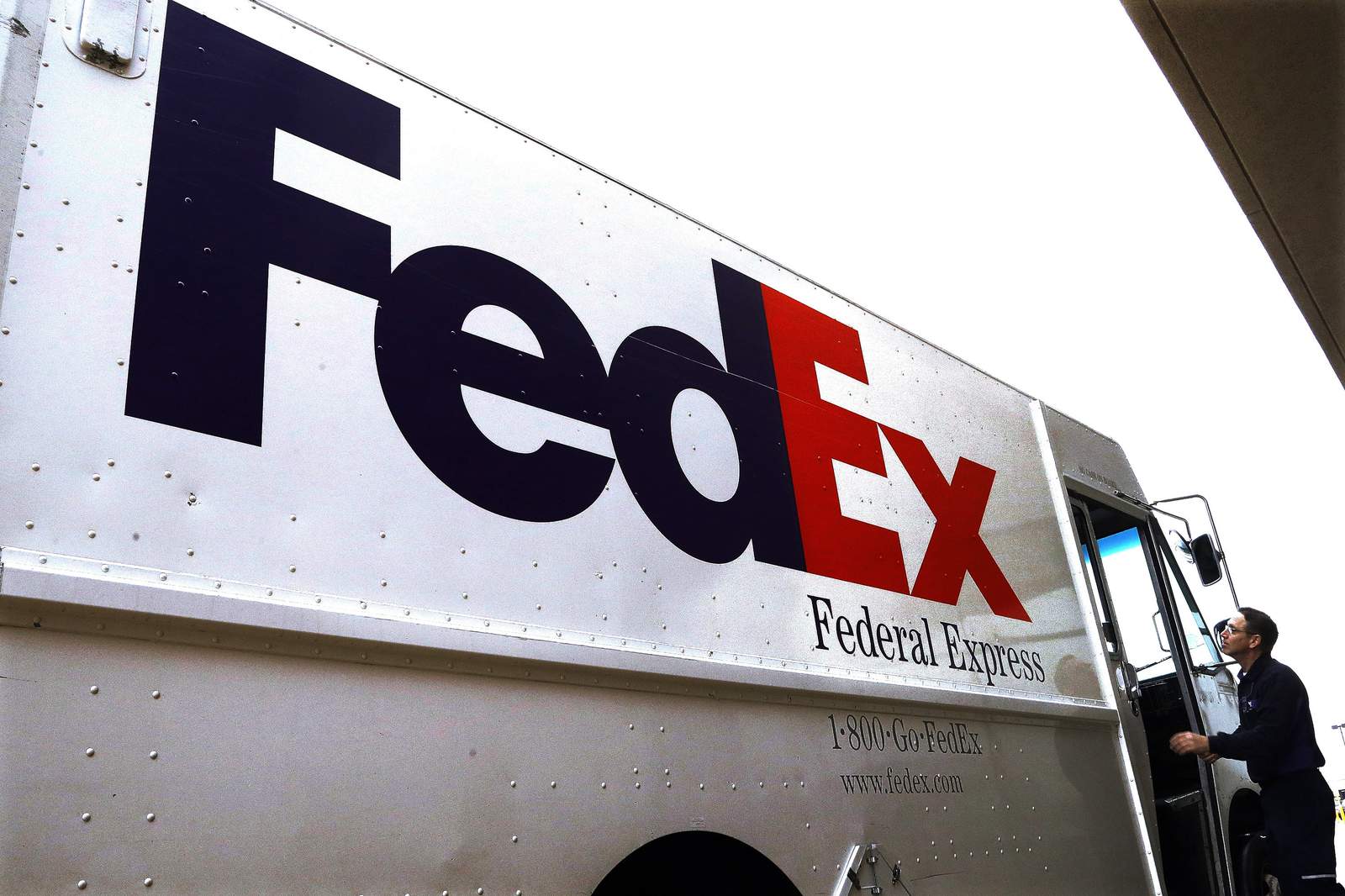 FedEx's profit jumps as business deliveries improved