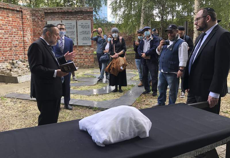 Jewish leaders bury remains found in former Warsaw ghetto