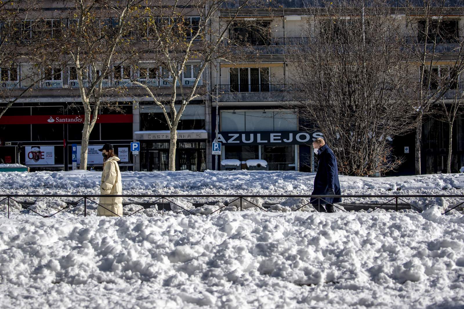 Snow and ice disrupt Spaniards’ lives, vaccine rollout