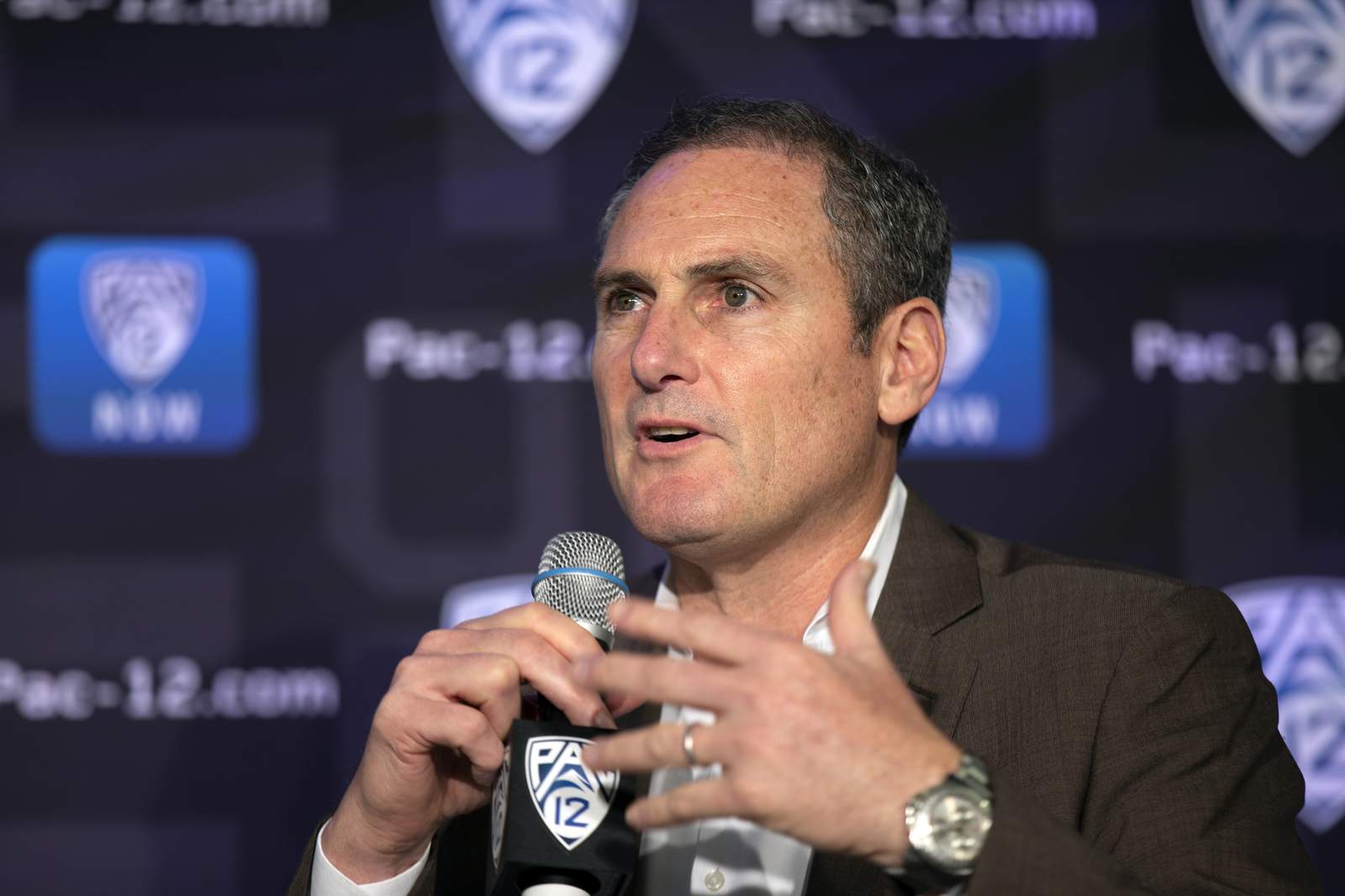 Pac-12 Commissioner Larry Scott stepping down at end of June