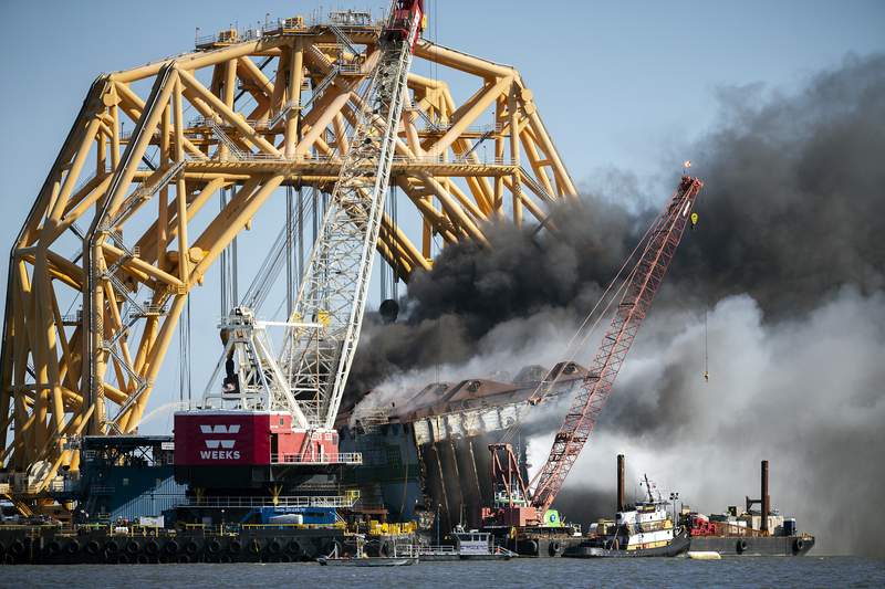 Crews prepare to resume shipwreck demolition delayed by fire