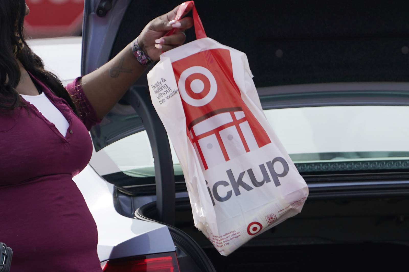 Retail group: holiday sales up 8.3% amid big spending shift