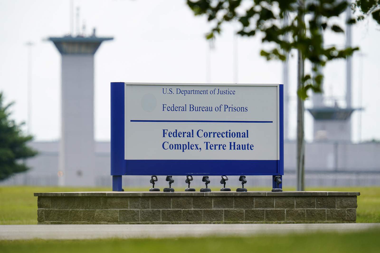 2 dead of virus at US prison where executions are scheduled