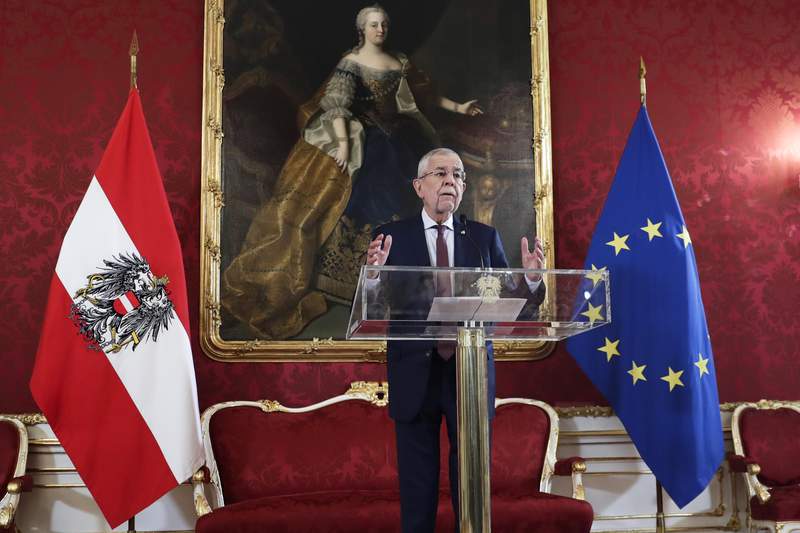 Austrian president demands that government restore trust