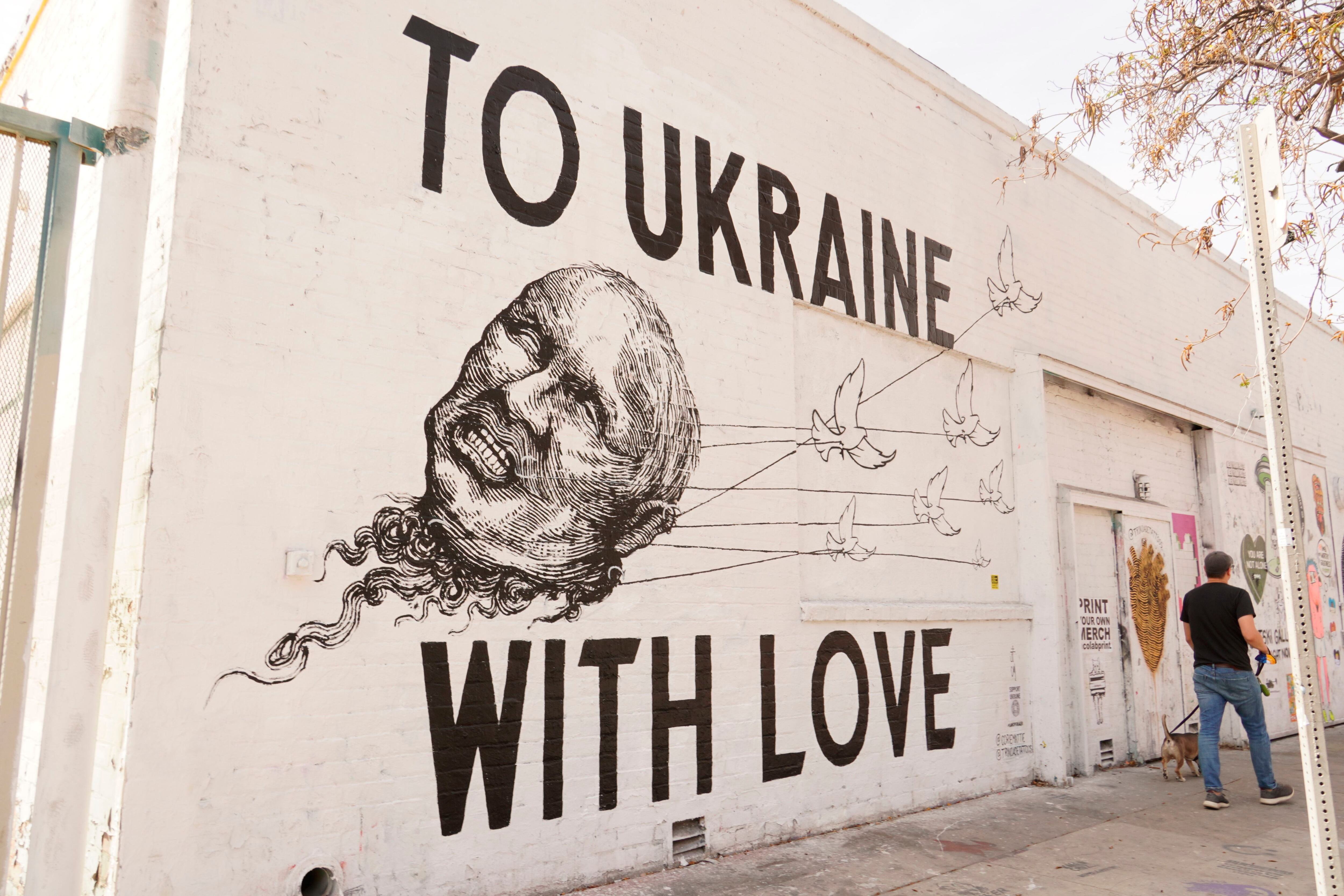 Spray-painting for Ukraine: Street artists show support